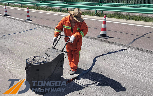 asphalt crack sealant 04