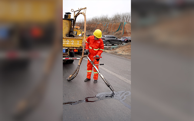 crack sealing equipment.jpg