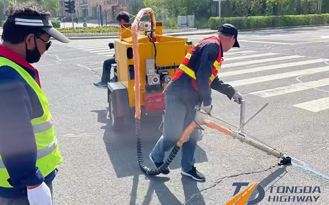 pavement caulking machine