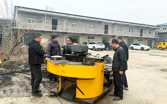 Small asphalt mixing plant